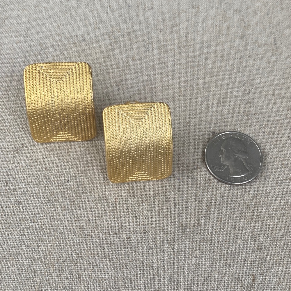 Vintage Norma Jean large gold clip earrings